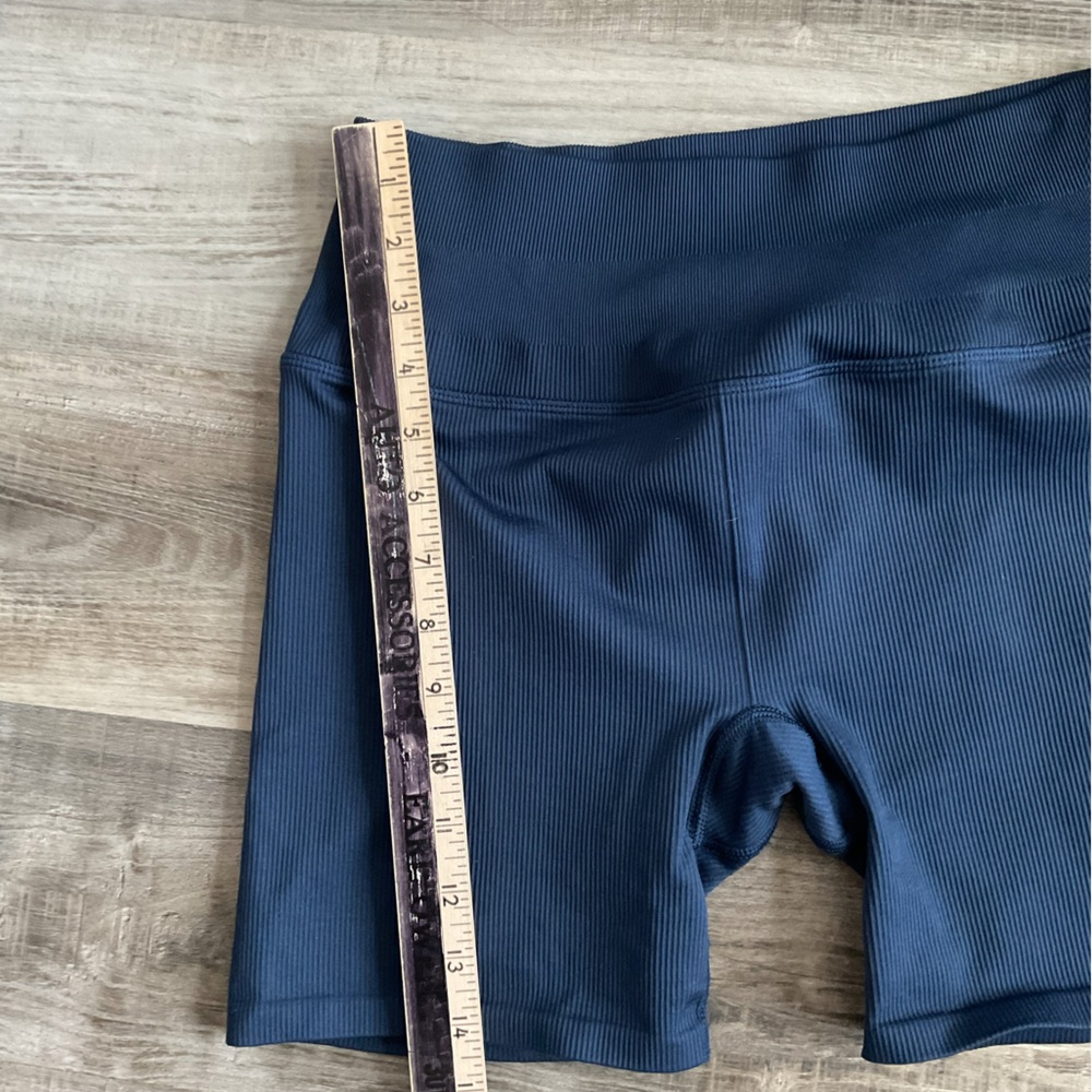 ALO Seamless Ribbed Favorite Short - Picture 4 of 4